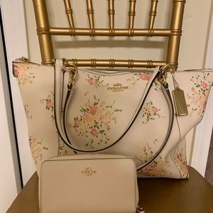 Beautiful coach purse and wallet.🌺🌺